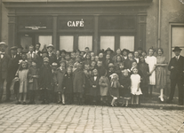 860690 Afbeelding van het publiek staande voor het café uitgebaat door C.A. Verhasselt-Wed. N.J. van der Louw ...